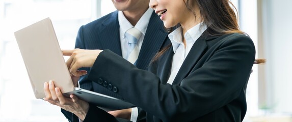 Poster - 笑顔でパソコンを見て話す日本人男女