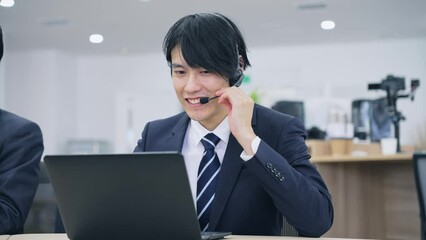 Aufkleber - ヘッドセットで通話するビジネスマン　オペレーター　コールセンター