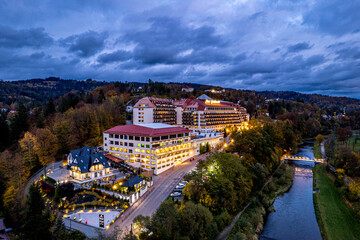 Fototapeta miasto i rzeka wisła w górach, panorama jesienią w nocy.