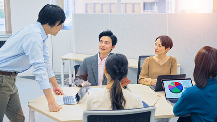 Canvas Print - オフィスで会議するカジュアルな会社員グループ