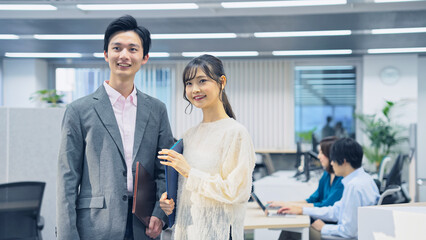 Poster - オフィスに立つ若い会社員男女
