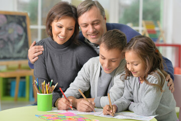 Canvas Print - Portrait of parent and children drawing together