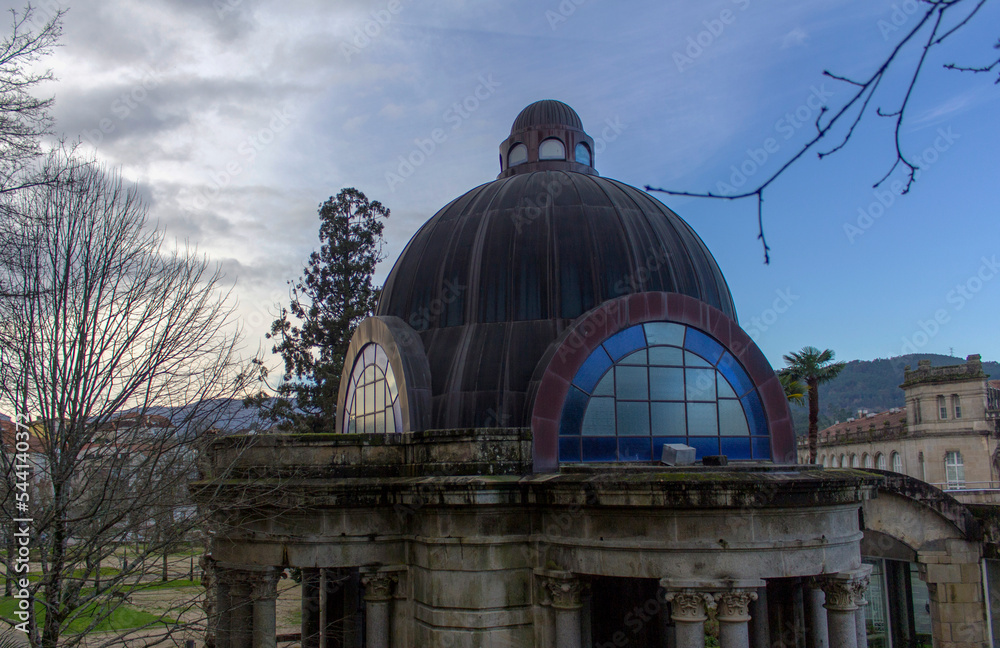 c-pula-de-bronce-y-cristal-del-palacete-de-la-fonte-da-g-ndara-en