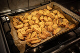 Fototapeta Kuchnia - Pieczone ziemniaki na obiad, kolacje. Kartofle. Solanum tuberosum L. 