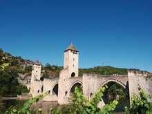 Cahors En Occitanie. Pont Valentré Ou Pont Du Diable, Architecture Médiévale Avec Ses Trois Tours Fortifiées Et Ses Arches Gothiques Franchissant Le Lot