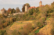 Goldener Oktober im Taubertal; Blick von der Kobolzeller Steige auf Rothenburg an der Burggasse mit Weinberg