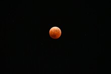 A View Of The Total Lunar Eclipse Of The Moon On November 8,2022.In Japan, For The First Time In 442 Years, A "Uranus Eclipse" Occurred, In Which The Moon Hid Uranus.