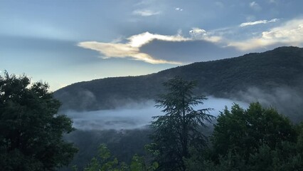 Poster - Paysage brumeux dans les Cévennes, Occitanie