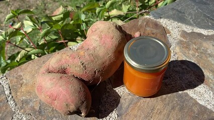 Poster - Confiture de patate douce sur une table en pierres