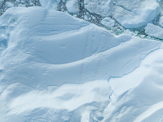  Texturas y grietas sobre la superficie de un icebrerg 