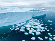 Icebergs flotando sobre el mar desde punto de vista aéreo.