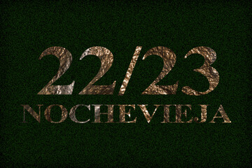 Texto de nochevieja 2022 a 2023 con textura de roca de oro sobre fondo negro