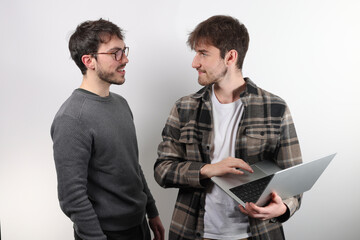 deux collègues et amis regardent un ordinateur portable en souriant