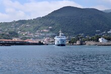 Ischia - Traghetto In Uscita Dal Porto Dall'aliscafo