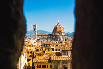 Aufkleber - Looking Through A Hole In The Building To Santa Maria Del Fiore.