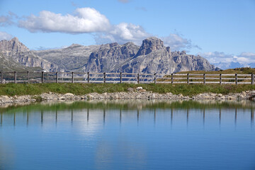 Wall Mural - Teich am Padonkamm mit Blick zum Sass Songher