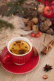 Fototapeta  - Rozgrzewająca zimowa herbata w czerwonej filiżance