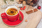 Fototapeta  - Rozgrzewająca zimowa herbata w czerwonej filiżance