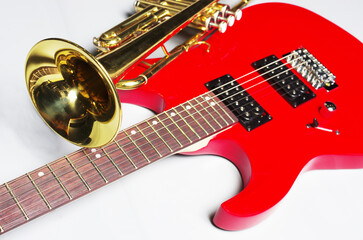 Canvas Print - Electric guitar and golden trumpet on a light background. 