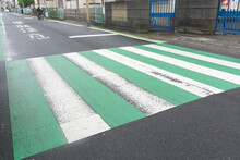 横断歩道　緑塗り　カラー舗装