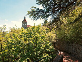 Notre-Dame de Rocamadour en Occitanie. Chemin de croix en lacets pentus du château au sanctuaire bordé de petites chapelles des scènes de la Passion du Christ