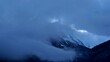 Zeitraffer Aufnahme von Berggipfeln im Nationalpark Hohe Tauern in Österreich an der Hochalpenstraße mit ziehenden Wolken und Nebel bei Nacht