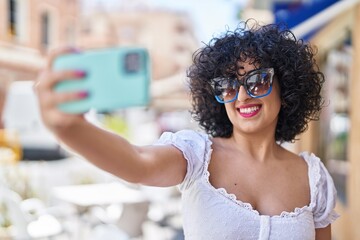 Poster - Young middle east woman smiling confident make selfie by smartphone at street