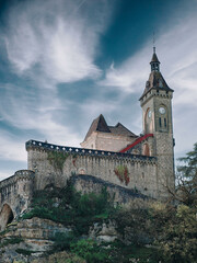 Notre-Dame de Rocamadour en Occitanie. Son château et ses remparts construit sur un rocher au flanc vertigineux au dessus du sanctuaire face à la vallée de la Dordogne 