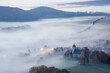 Papstdorf in der Sächsischen Schweiz in Nebel umhüllt 