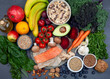 Auswahl an gesundem Essen zur Senkung des Blutdrucks und Vorbeugung von Krankheiten - Top View auf dunklem Untergrund 