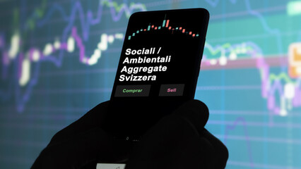 Wall Mural - Un inversor está analizando el sociali / ambientali aggregate svizzera etf fondo en pantalla. Un teléfono muestra los precios del ETF ESG para invertir. Texto en español.