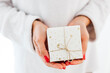 © Westend61 - Hands of woman holding Christmas gift
