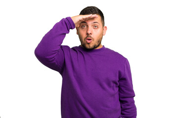 Canvas Print - Young caucasian man isolated looking far away keeping hand on forehead.