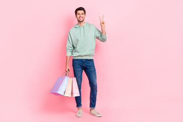 Poster - Full length photo of attractive man wear trendy outfit v-sign symbol recommend cool shop empty space isolated on pink color background