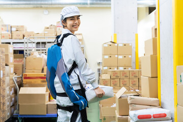 Poster - 食品倉庫でパワーアシストスーツを着て荷物を持ち上げる女性