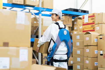 Poster - 食品倉庫でパワーアシストスーツを着て荷物を持ち上げる女性