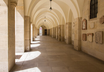 Fototapete - Vienna - external corridor of Minoriten gothic church