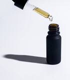 Fototapeta Tęcza - Kroplomierz z olejkiem i butelka szklana