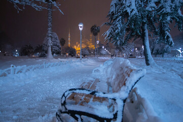 Wall Mural -  The blue mosque (Sultanahmet mosque) in winter day with snow in Istanbul,Turkey.