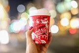 Fototapeta Tęcza - Kubek z kawą na tle świateł miasta