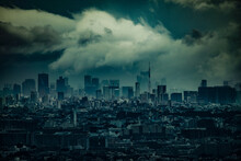 雲に覆われる東京の街