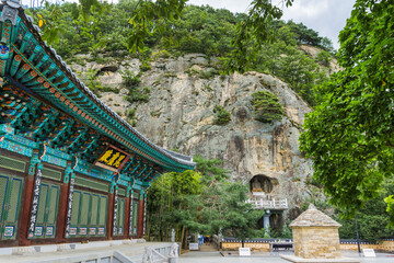 Wall Mural - 경상북도 군위군 군위 아미타여래 삼존석불. 제2석굴암. 국보 제 109호. 보이는 사찰은 부계사 비로전.