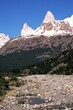 Hohe Felsspitzen in den Granitbergen von Patagonie