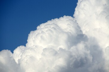 Nubes blancas y esponjosas en el cielo de Malaga, Andalucia