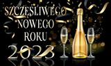 kartka lub baner z życzeniami szczęśliwego nowego roku 2023 w kolorze złotym na czarnym tle z butelką alkoholu i dwiema filiżankami oraz wokół wstążki, cekinów, złotych gwiazdek i kółek w efekcie boke
