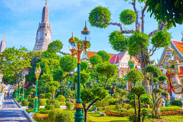 Canvas Print - Ornamental garden with trimmed trees at Wat Arun complex, Bangkok, Thailand