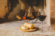 Taça de vinho com queijo em lareira no inverno