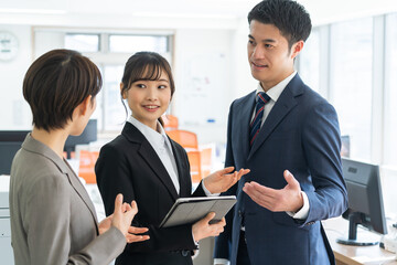 Wall Mural - 会議・打ち合わせをする日本人男女