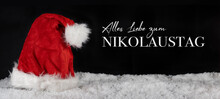 Nikolaustag Banner Grußkarte - Rote Nikolausmütze Im Schnee Mit Schwarzem Hintergrund