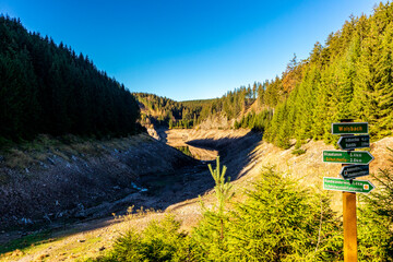 Wall Mural - Herbstspaziergang um die schmale Talsperre im Thüringer Wald - Tambach-Dietharz - Deutschland